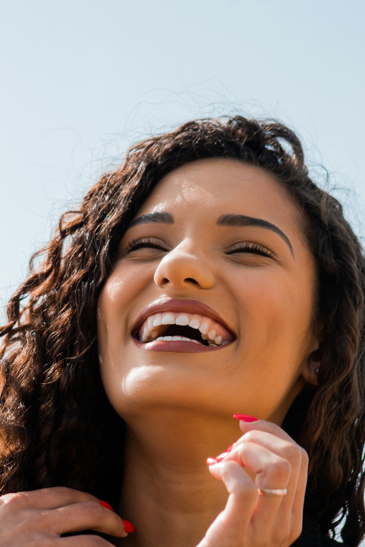 Mulher sorrindo com dentes alinhados e naturais